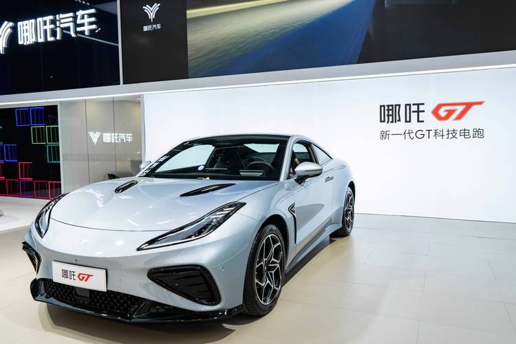 深圳263哪吒汽车在智能汽车领域的表现，领途汽车在新能源汽车市场中的影响力